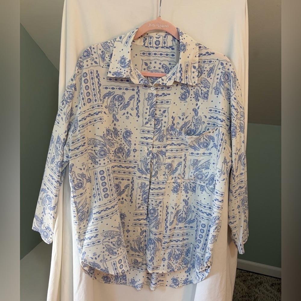 South Moon Under White and Blue Bandana Print Collard Button up size medium